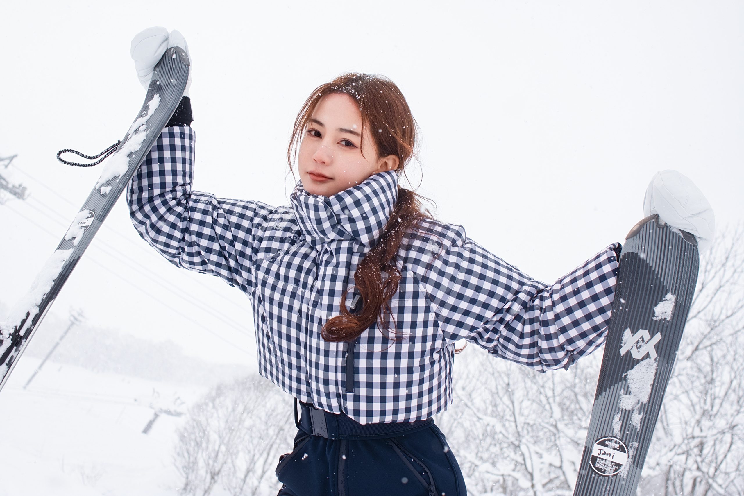 北海道の雪景色でスキーレッスンを楽しむ女性
