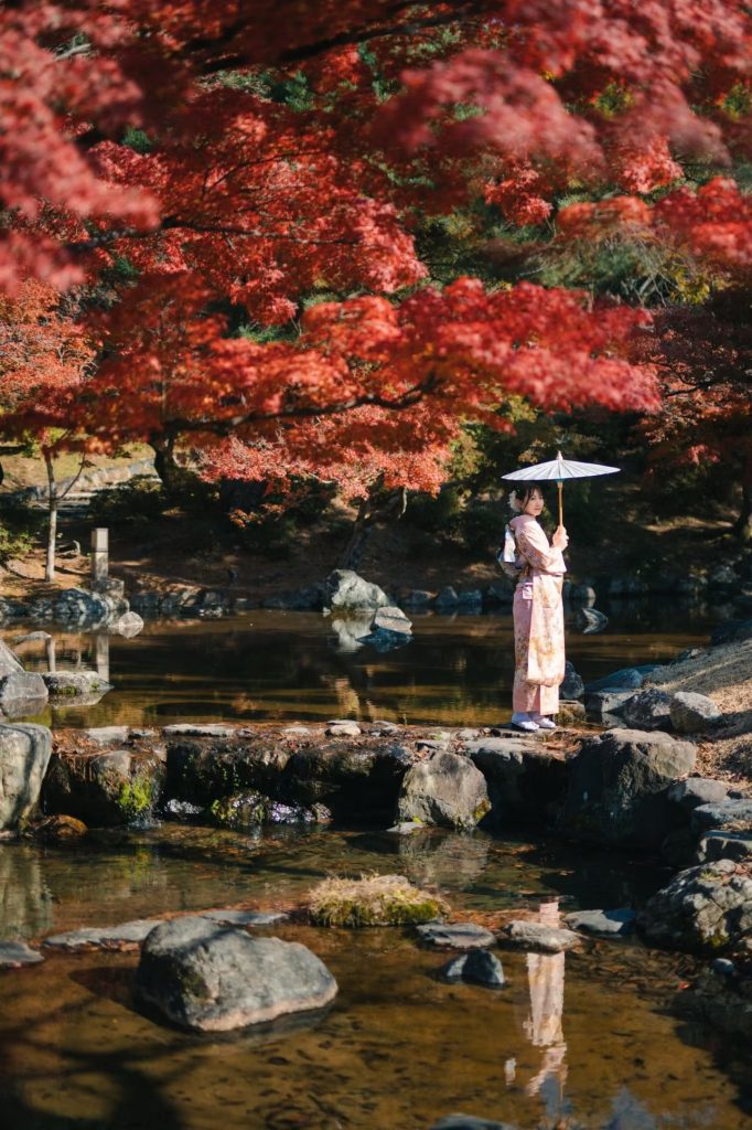 京都の紅葉を背景にした着物ロケーション撮影