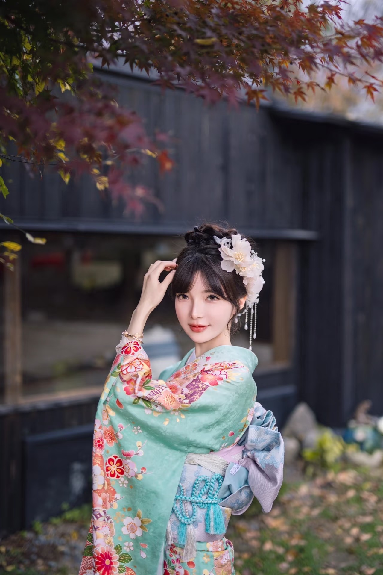 秋の日本庭園で撮影した色鮮やかな着物ポートレート