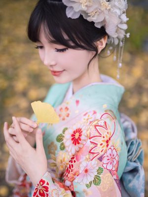 花飾りと着物姿の女性を写した和装ポートレート