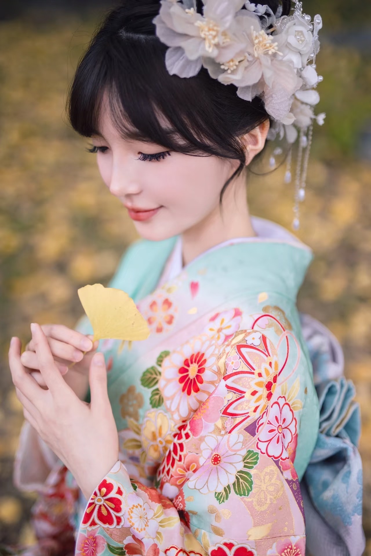 花飾りと着物姿の女性を写した和装ポートレート