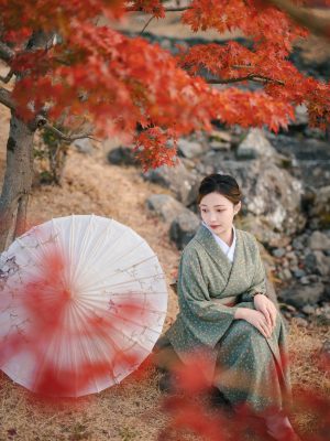 紅葉に囲まれた和装ポートレート撮影
